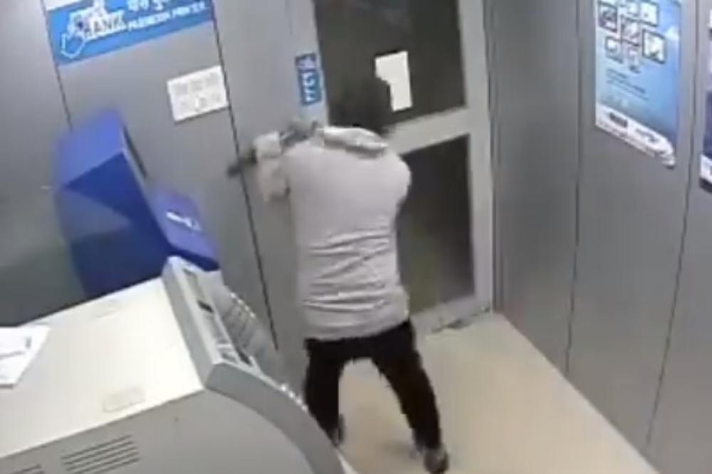 (UZNEMIRUJUĆI VIDEO) GLAVOM NA ČEKIĆ: Goloruki radnik banke posle žestoke borbe  oterao naoružane pljačkaše!