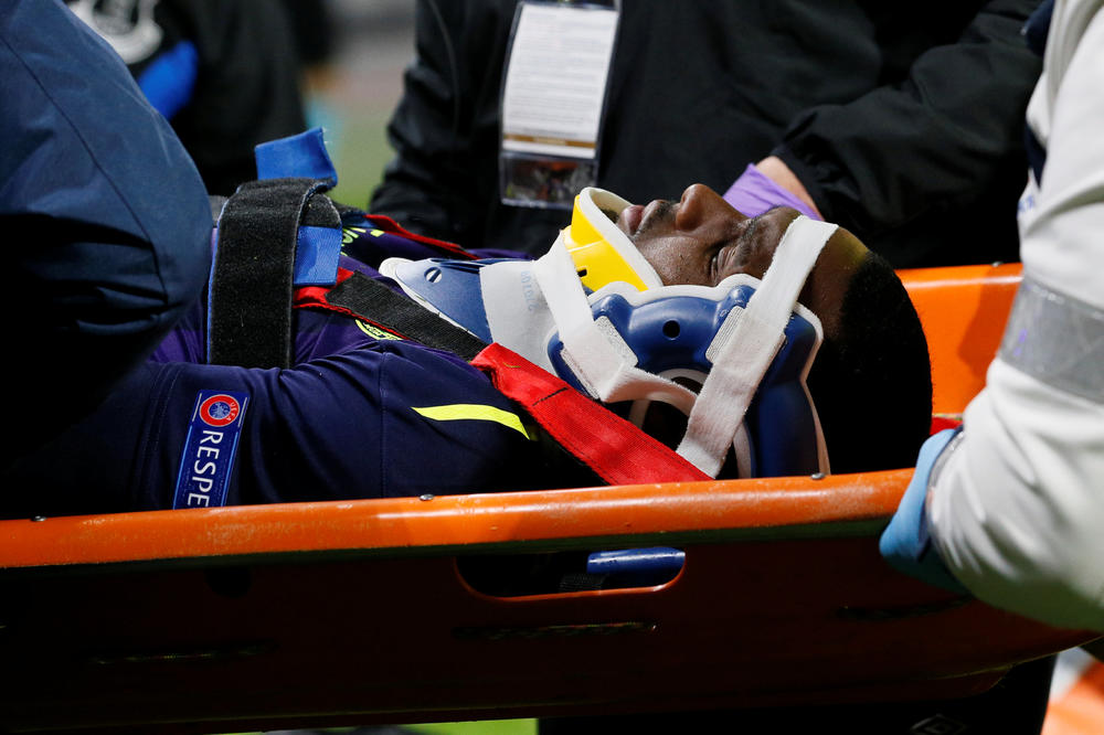 (UZNEMIRUJUĆI VIDEO) UŽAS U LIONU: Fudbaler Evertona pao na glavu i teško povredio vrat