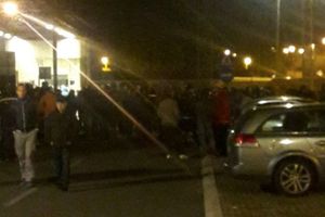 RADNICI POŠTE U PROTESTU: Zaposleni se okupili ispred Glavnog poštanskog centra u Zemunu