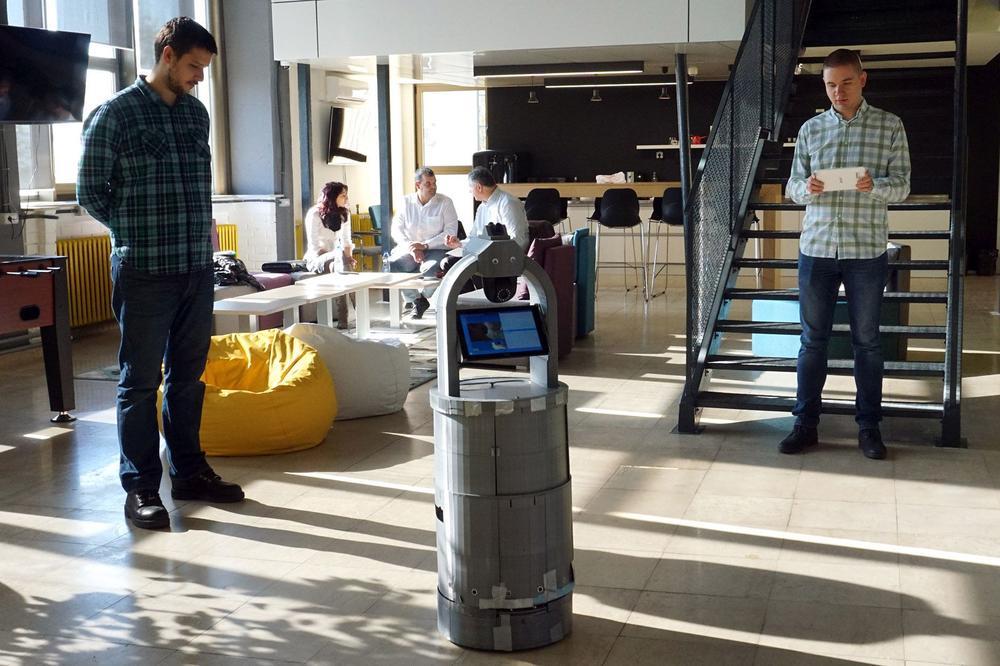 (FOTO) NIŠLIJE NAPRAVILE ROBOTA ZA 1.500 EVRA I RADI SUPER: Roboti sa Nišave čuvaće kineske penzionere!