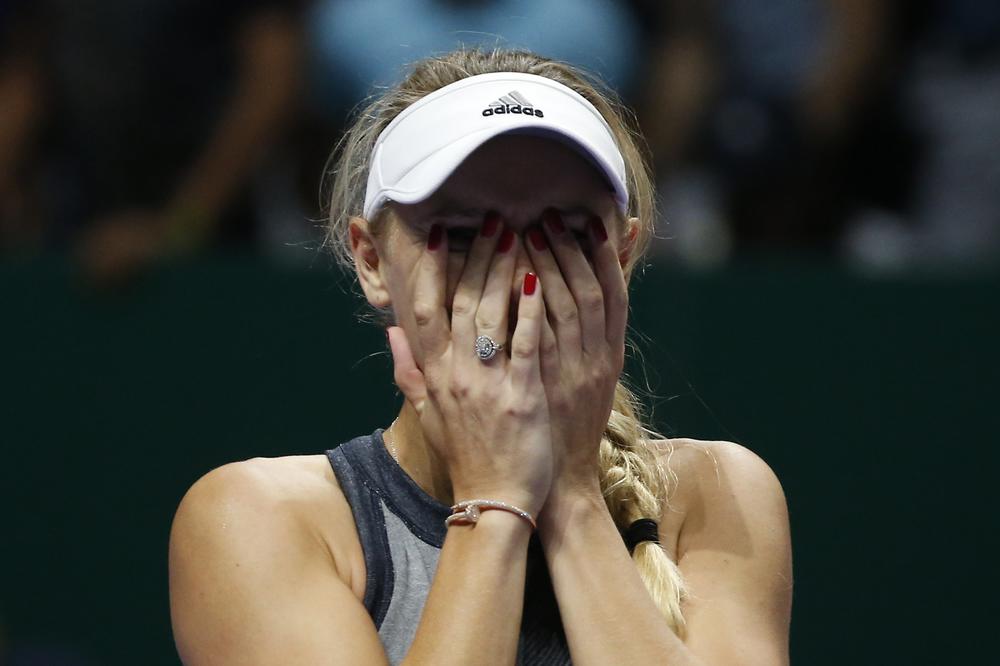 (FOTO) FRAJERI, ZAKASNILI STE: Prelepa teniserka je najsrećnija na svetu! Karolina Voznijacki se ponovo verila