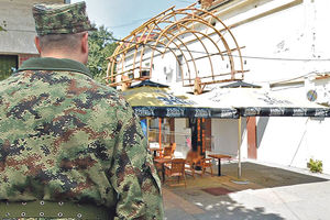 SKANDAL U LOKALU U POŽAREVCU: Vojnici izbačeni iz kafića zbog uniforme