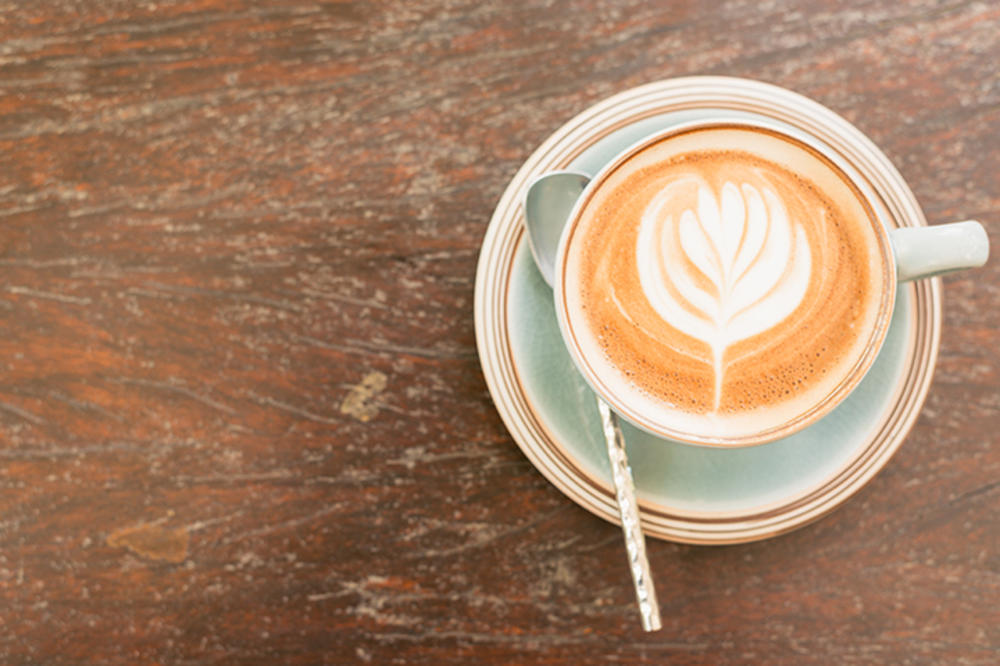 DEKORISANJE KAFE: Našarajte kafu kao profesionalac za manje od 10 sekundi!