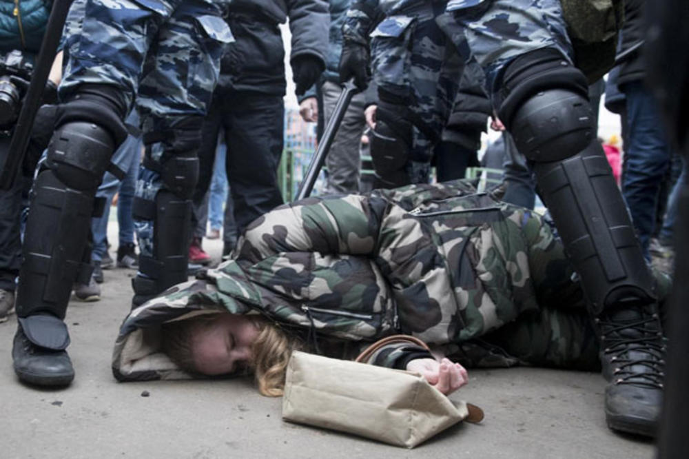 (FOTO) SPREČENI NAPADI U MOSKVI: Uhapšeno 263 ekstremista i oduzeto im oružje!