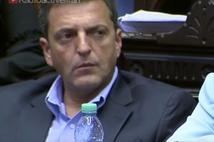 (VIDEO) OVAJ SNIMAK SVI GLEDAJU I NE VERUJU: Političar usred sednice parlamenta pomerio flašu snagom uma?!