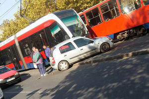SAOBRAĆAJNA NEZGODA U BULEVARU: Sudar tramvaja i automobila