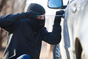 KRUŠEVLJANI OJADILI STRANCE NA AUTO-PUTU KOD PARAĆINA: Iz parkiranih kola im ukrali pare, nakit, telefone...