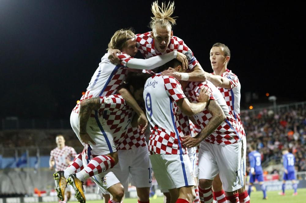 (FOTO) ZOVI, SAMO ZOVI, ZA TE ĆU ŽIVOT DATI: Uz ove pesme su fudbaleri Hrvatske proslavili plasman na Mundijal!