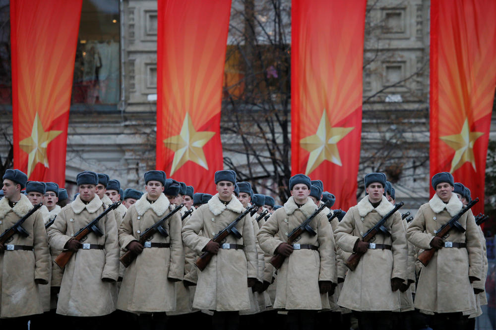 (VIDEO) NEVIĐENI SPEKTAKL NA CRVENOM TRGU: Crvena armija maršira kroz centar Moskve!