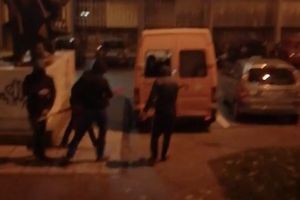 (VIDEO) TUČA NA FILOZOFSKOM FAKULTETU U ZAGREBU: Maskirani muškarci skinuli crvenu zastavu, pa napali studente
