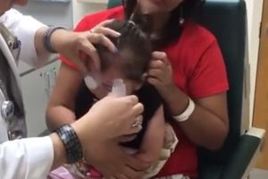 (VIDEO) NEĆETE OSTATI RAVNODUŠNI: Devojčica prvi put u životu vidi, a prizor je rasplakao milione!