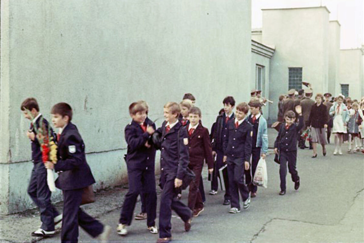 10 лет назад в школе. Советские школьники. Форма советских школьников. Советские дети в школе. Школьная форма девяностых годов.