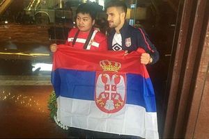 (FOTO) DOČEKALI IH NAVIJAČI SA SRPSKIM OBELEŽJIMA: Fudbaleri Srbije doputovali u Kinu na Azijsku turneju