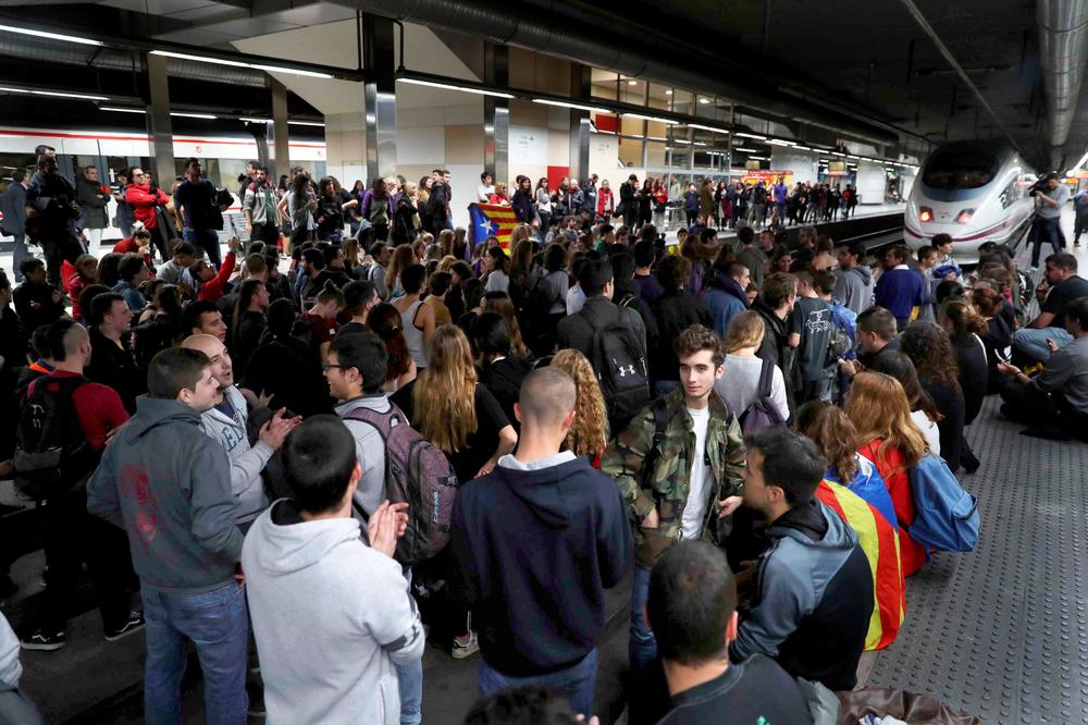 (VIDEO) HAOS U BARSELONI: Demonstranti blokirali i železnicu, traže oslobađanje 10 Katalonaca