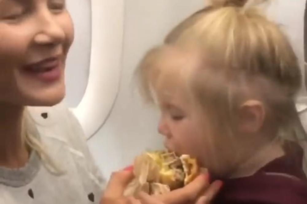(VIDEO) NEĆETE PRESTATI DA SE SMEJETE: Devojčica je želela samo jedan zalogaj hamburgera, a evo šta se desilo!