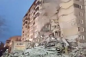 (VIDEO) JEZIVI SNIMAK TRAGEDIJE U RUSIJI: U urušavanju zgrade stradala i beba