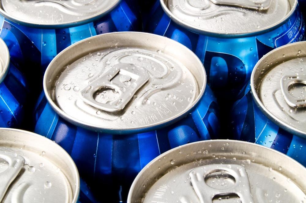 TINEJDŽERKA POPILA DVE LIMENKE, PA UMRLA, A SAD SE CELA ZEMLJA DIGLA NA NOGE: Kanada hoće da ograniči prodaju zaslađenih alkoholnih pića