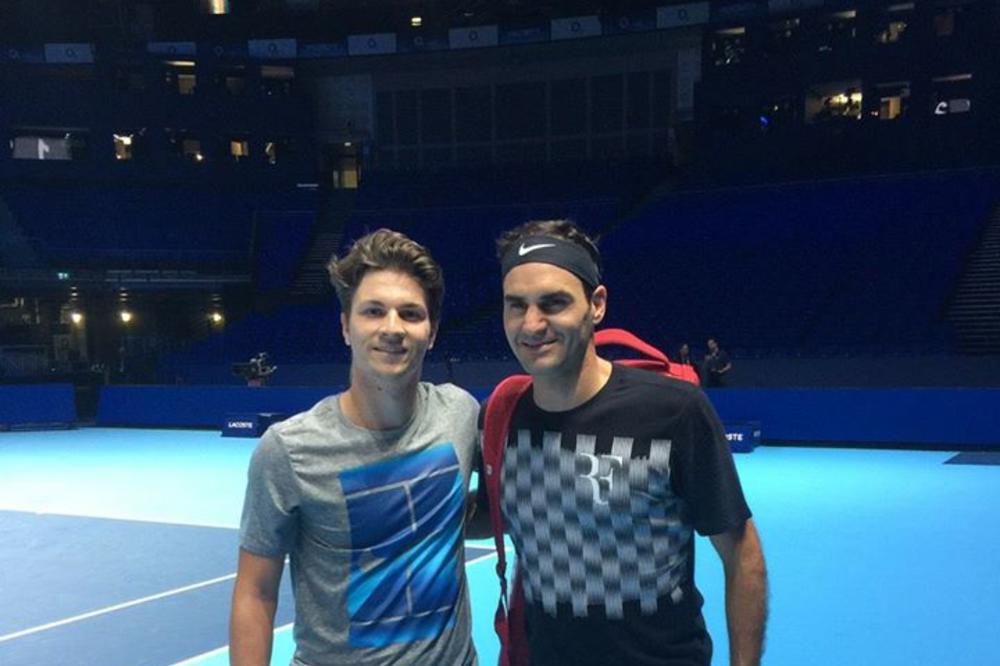 DOBIO PRILIKU DA UPOZNA ŠVAJCARCA: Kecmanović trenirao sa Federerom u Londonu