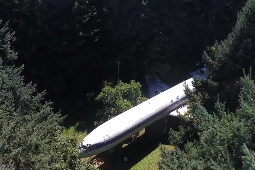 (VIDEO) STARI DŽAMBODŽET USRED NEDOĐIJE: Rešena misterija savršeno očuvanog aviona u šumi
