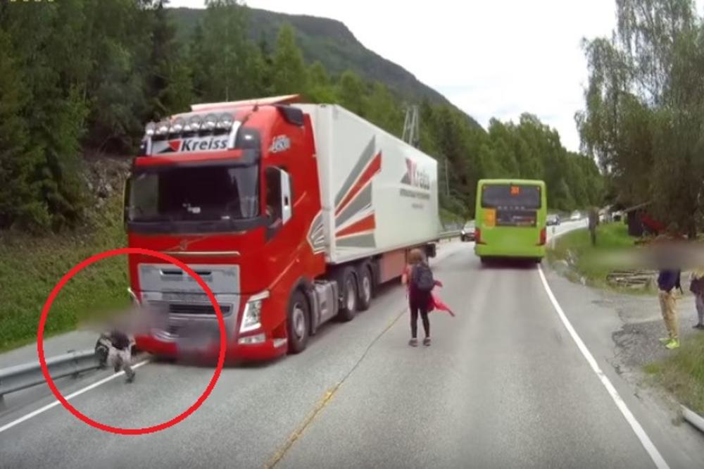 (VIDEO) DEČAK IZAŠAO IZ ŠKOLSKOG AUTOBUSA I POJURIO PRAVO POD KAMION: Reakcija vozača će vas ostaviti bez daha!