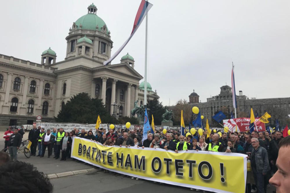 VRATITE NAM OTETO: Protest radnika Pošte u centru Beograda