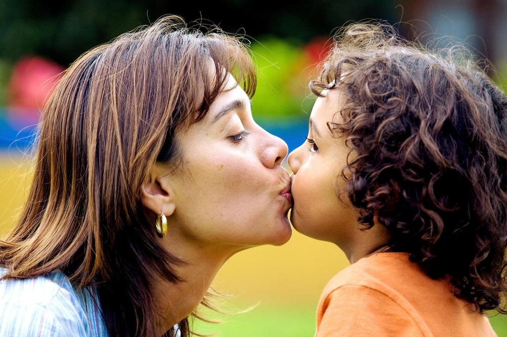 ŠTO SU DECA STARIJA, TO JE OPASNIJE: Pogledajte šta se detetu tačno dešava kada ga roditelji ljube u usta