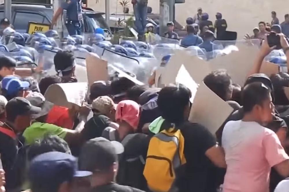 (VIDEO) VODENIM TOPOVIMA BRANE TRAMPA: Filpinska policija bez milosti prema demonstrantima protiv predsednika SAD