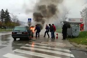 (VIDEO) DRAMA U BANJALUCI: Automobil se zapalio usred vožnje, čula se i jaka eksplozija!