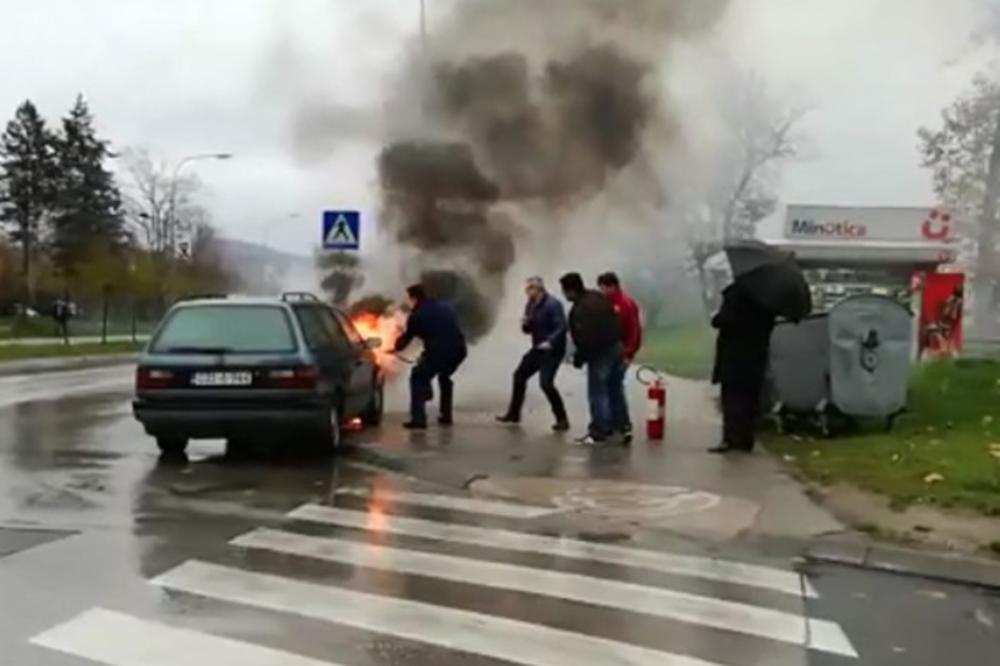 (VIDEO) DRAMA U BANJALUCI: Automobil se zapalio usred vožnje, čula se i jaka eksplozija!