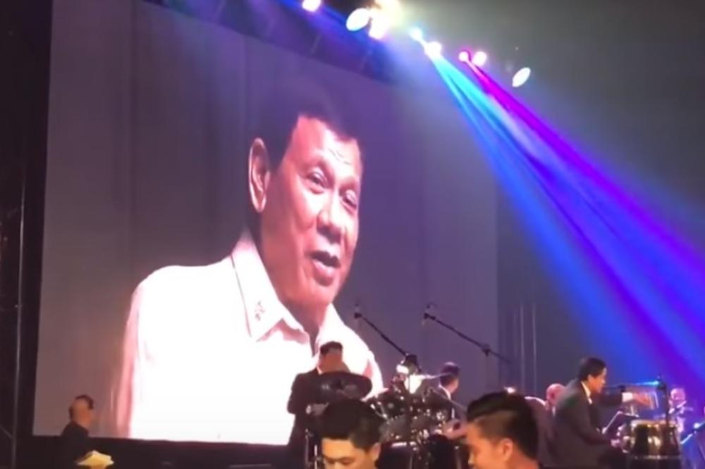 (FOTO, VIDEO) PRETIO TRAMPU, PA MU ZAPEVAO NA UVCE: Duterte oduševljen predsednikom Amerike