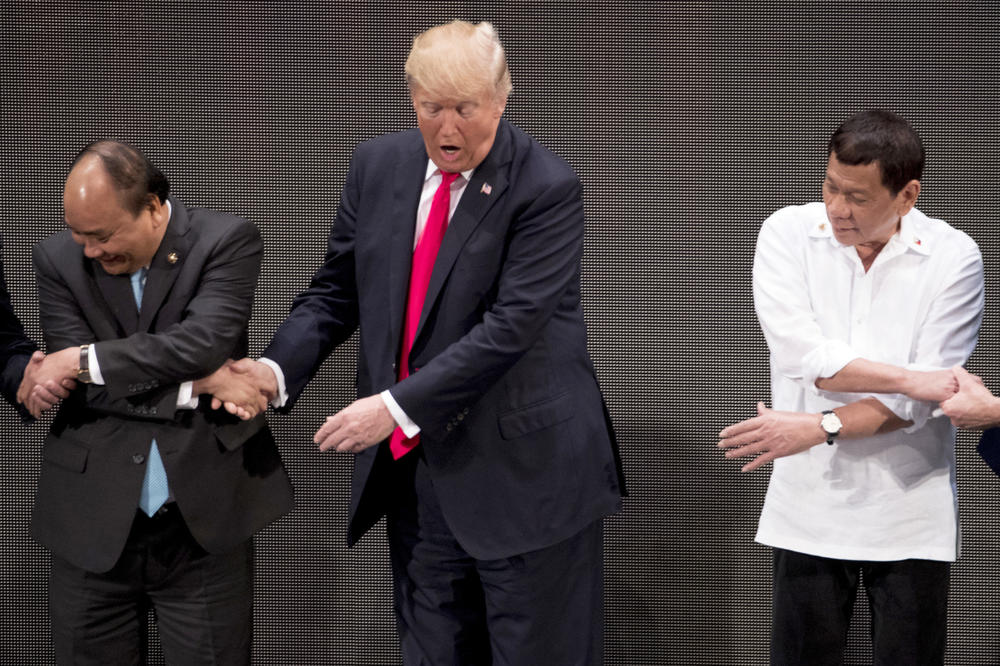 (FOTO) USPELI DA ZBUNE TRAMPA: Predsednik SAD je do sada dominirao u ovome, ali ga je na Filipinima dočekao šok!