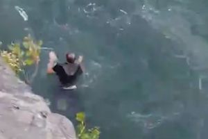 (VIDEO) ON JE ŠOKIRAO SVE PRISUTNE: Samo u odeći se spustio niz Nijagarine vodopade, a evo šta se desilo!