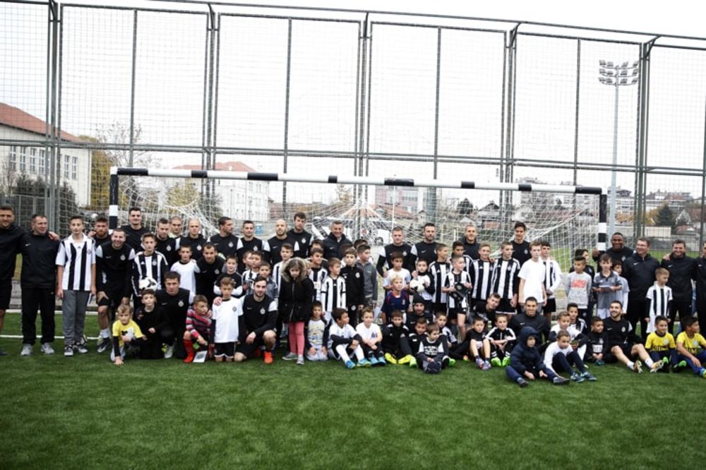(FOTO) UPOZNAJ SVOG IDOLA: Fudbaleri Partizana usrećili buduće naslednike