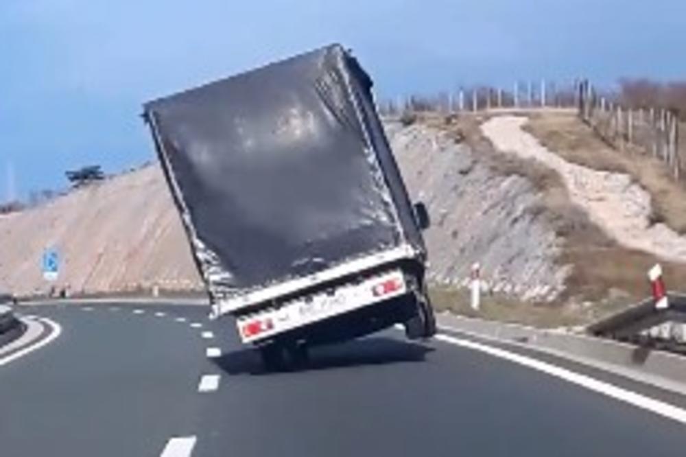 (VIDEO) DRAMA NA RIJEČKOJ OBILAZNICI: Vetar digao kamion na dva točka i zamalo ga oduvao s puta!