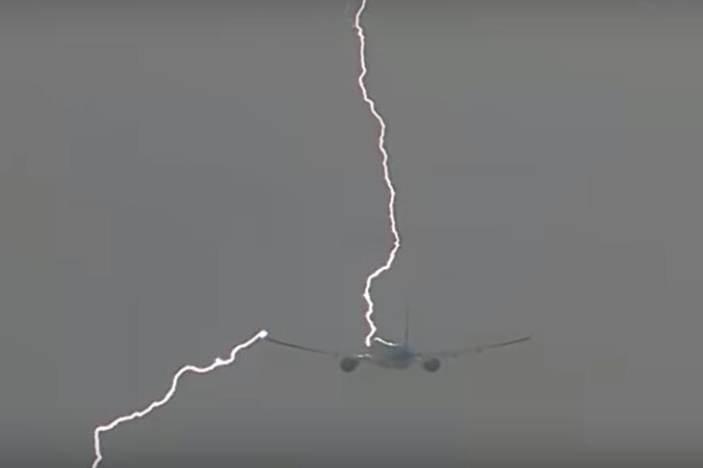(VIDEO) ŠOK NA NEBU: Avion pogodila munja pri poletanju