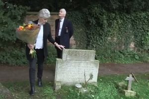 (VIDEO) MISTERIOZNI POSETILAC: Sestra poginulog dečaka napokon otkrila ko je neznanac koji mu 70 godina ostavlja cveće i pesme na grob