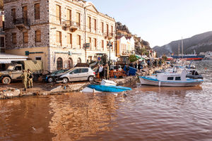 ULICE PREKRIVENE BLATOM, KOLA ZAVRŠILA U MORU: Na ostrvu Simi proglašena vanredna situacija zbog velikih poplava