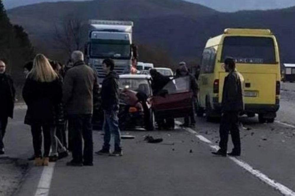 SUDAR ŠKOLSKOG AUTOBUSA I KOMBIJA: Povređeno 10 đaka u udesu u Makedoniji