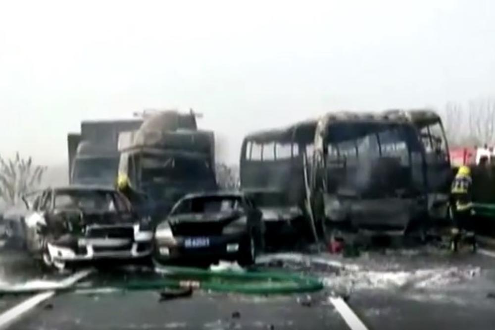 (VIDEO) STRAVIČAN LANČANI SUDAR U KINI: Učestvovalo 30 vozila, 18 mrtvih