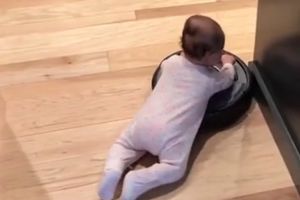(VIDEO) MAMA, SAD NE MORAM NI DA PROHODAM! Beba otkrila genijalan način za švrćkanje!