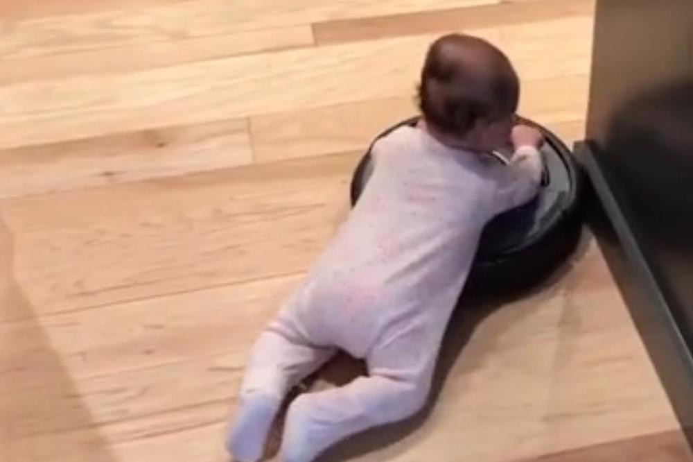 (VIDEO) MAMA, SAD NE MORAM NI DA PROHODAM! Beba otkrila genijalan način za švrćkanje!