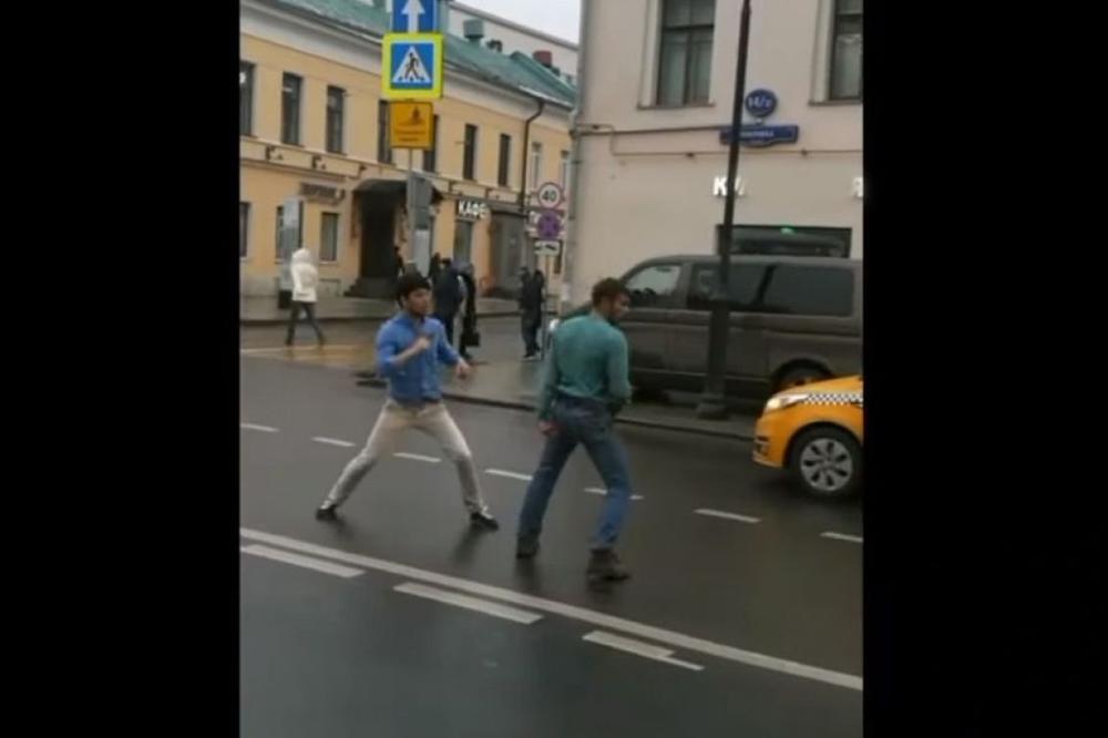 (VIDEO) BOKSERI ZA VOLANOM:  Neverovatno fer obračun dva ruska vozača nasred ulice