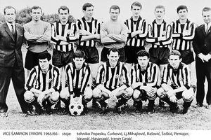 (FOTO) NIKAD VIĐENA FOTOGRAFIJA: Navijači Partizana bodrili svoj klub u čuvenom meču sa Mančester junajtedom na Old Trafordu 1966. godine
