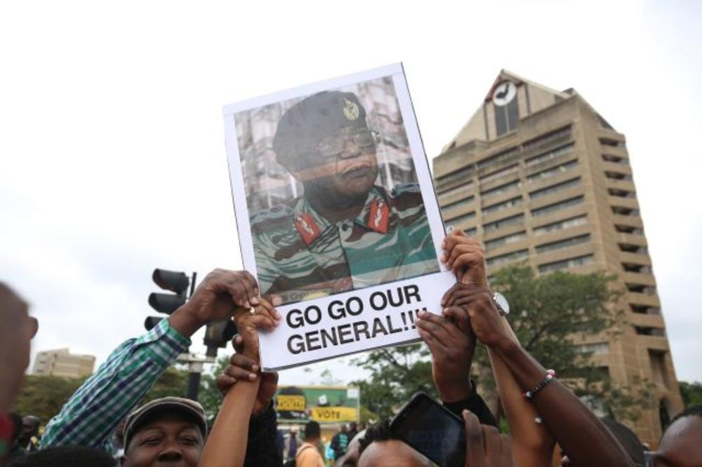 (VIDEO, FOTO) HAOS U ZIMBABVEU: Dok se vojska razmišlja, narod je rekao svoje o Mugabeu