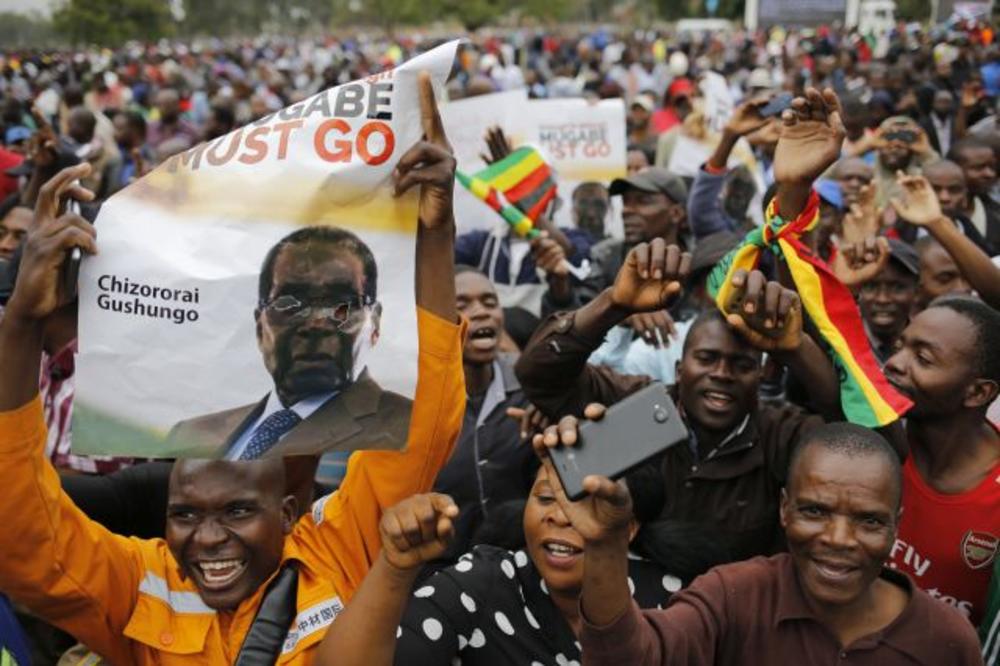 ZIMBABVE NA NOGAMA: Masa krenula ka Mugabeovoj rezidenciji, čuju se povici -  Odlazi, odlazi!