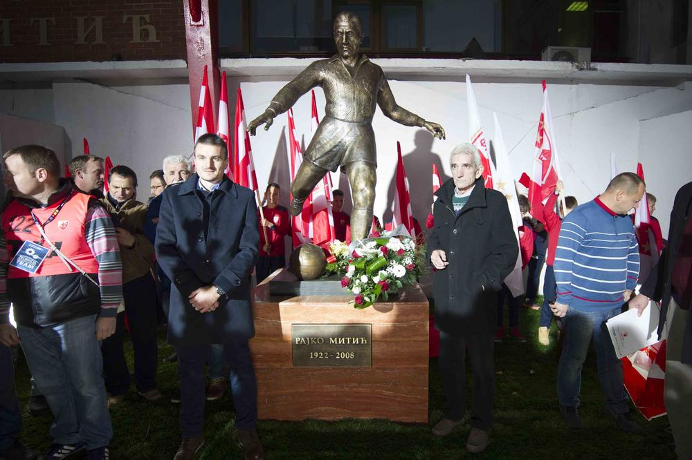 (KURIR TV) POČAST LEGENDI KLUBA: Crvena zvezda ispred stadiona otkrila spomenik Rajku Mitiću