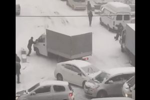 (VIDEO) KARAMBOL U RUSIJI: 250 sudara! Automobili se klizaju po zaleđenim ulicama i udaraju u sve što im se nađe na putu!