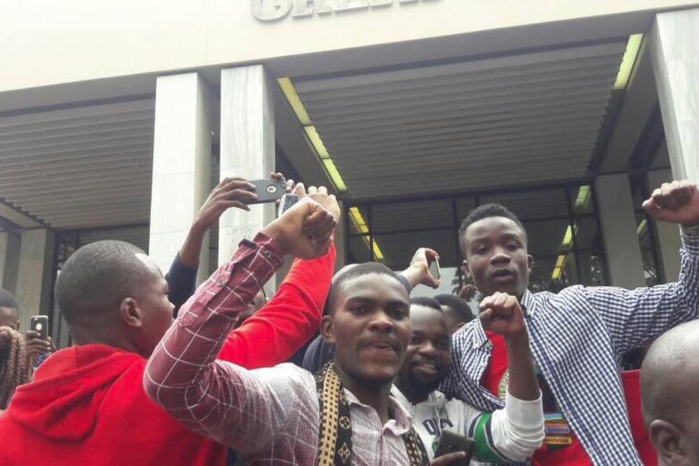 (FOTO, VIDEO) STUDENTI PROTIV MUGABEA: Odloženi ispiti zbog haosa na univerzitetu!