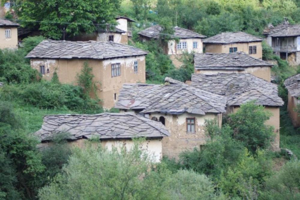 (FOTO) DRAGULJ POKRAJ PIROTA: Ovo srpsko selo je toliko neobično da dolaze stranci da ga posete! POGLEDAJTE ŠTA GA ČINI POSEBNIM!