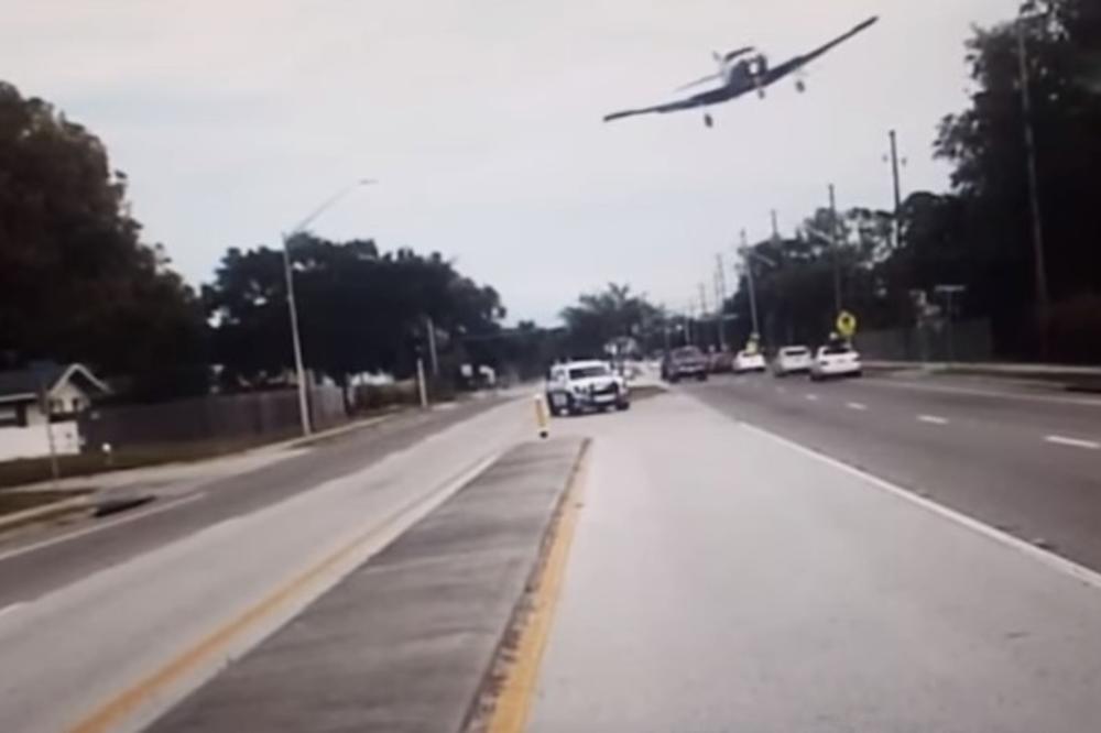 (VIDEO) DRAMATIČAN SNIMAK! VOZAČI U ČUDU: Pogledajte kako se avion srušio nasred ulice
